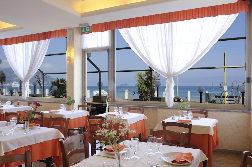 לאיגואליה Hotel Delfino מראה חיצוני תמונה