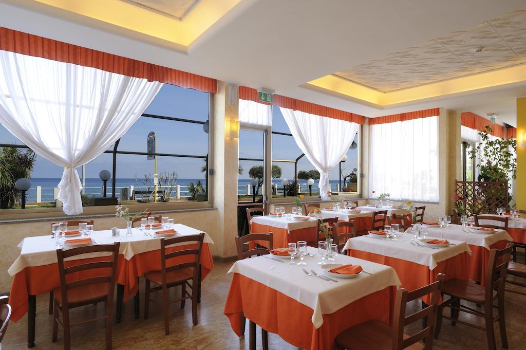 לאיגואליה Hotel Delfino מראה חיצוני תמונה