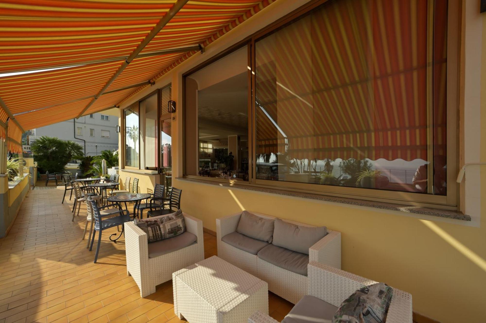 לאיגואליה Hotel Delfino מראה חיצוני תמונה