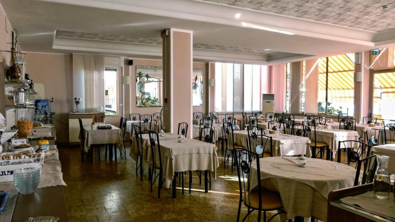 לאיגואליה Hotel Delfino מראה חיצוני תמונה